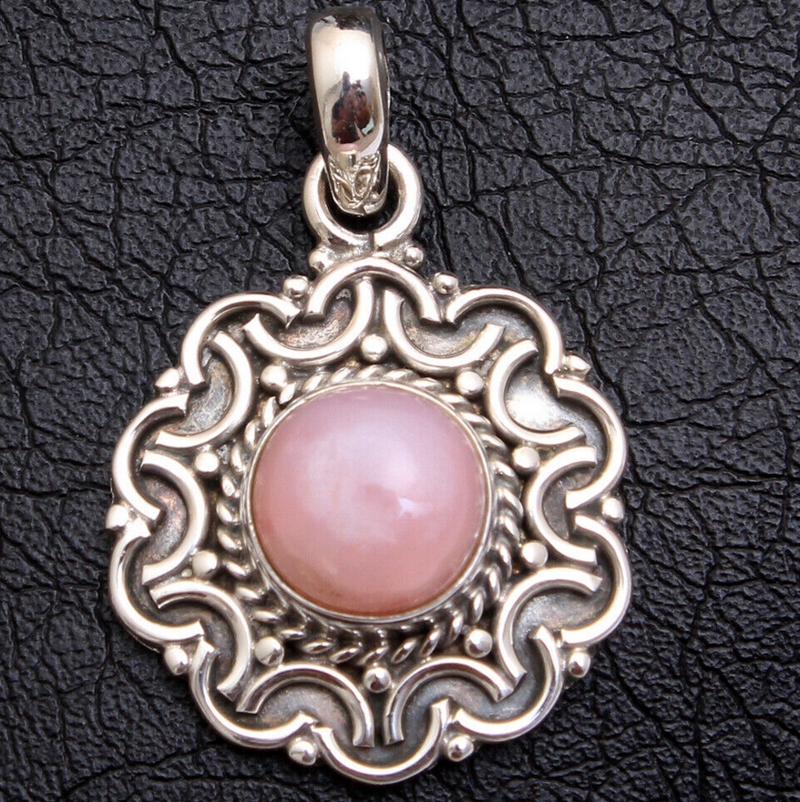 Zilveren hanger gezet met ronde roze Opaal